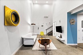 Posh Lofty Pad in Central Redmond