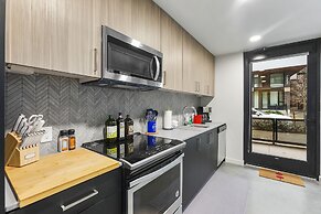 Posh Lofty Pad in Central Redmond (94695486)