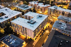 Posh Lofty Pad in Central Redmond