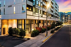 Posh Lofty Pad in Central Redmond