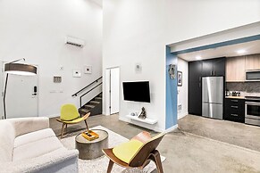 Posh Lofty Pad in Central Redmond