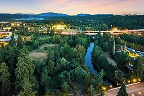 Posh Lofty Pad in Central Redmond