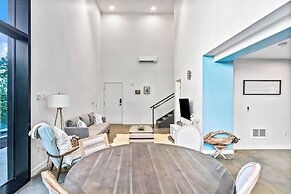 Airy and Open Corner Loft - 92 Walkscore
