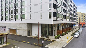 Airy and Open Corner Loft - 92 Walkscore