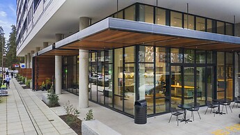 Airy and Open Corner Loft - 92 Walkscore