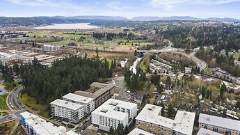 Airy and Open Corner Loft - 92 Walkscore