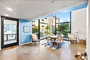 Airy and Open Corner Loft - 92 Walkscore