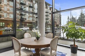 Airy and Open Corner Loft - 92 Walkscore