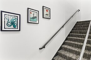 Airy and Open Corner Loft - 92 Walkscore