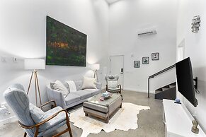 Airy and Open Corner Loft - 92 Walkscore