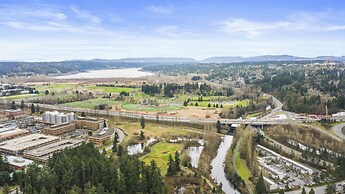 Airy and Open Corner Loft - 92 Walkscore