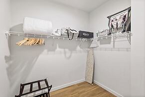 Airy and Open Corner Loft - 92 Walkscore