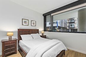 Airy and Open Corner Loft - 92 Walkscore