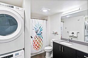 Airy and Open Corner Loft - 92 Walkscore