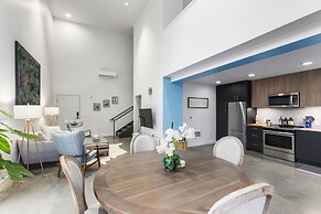 Airy and Open Corner Loft - 92 Walkscore
