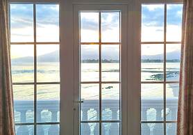 Gili Beachfront Suites