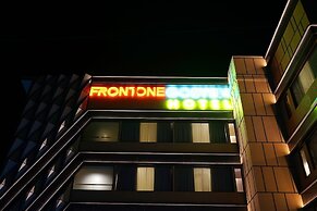 Front One Gosyen Hotel Salatiga