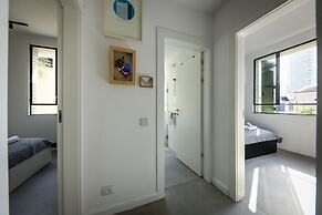 Artistic 2BD Apt w Balcony on Montefiore