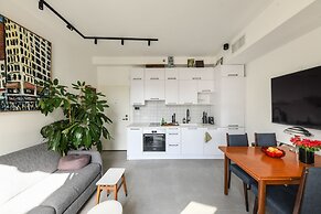 Artistic 2BD Apt w Balcony on Montefiore