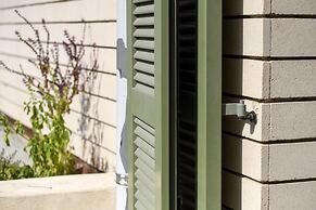 Artistic 2BD Apt w Balcony on Montefiore