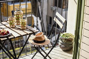 Artistic 2BD Apt w Balcony on Montefiore