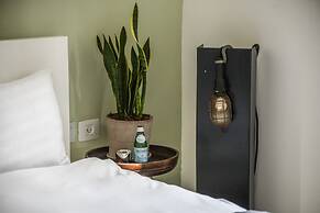 Artistic 2BD Apt w Balcony on Montefiore