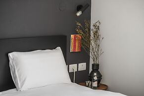 Artistic 2BD Apt w Balcony on Montefiore