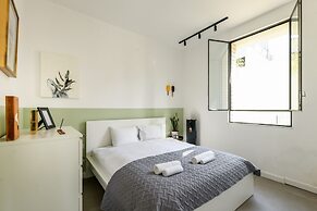 Artistic 2BD Apt w Balcony on Montefiore