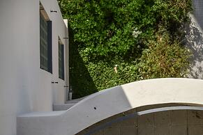 Artistic 2BD Apt w Balcony on Montefiore