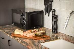 Stylish 2-Bedroom Green Oasis