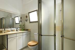 Stylish 2-Bedroom Green Oasis