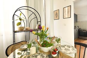 Stylish 2-Bedroom Green Oasis