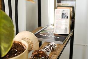 Stylish 2-Bedroom Green Oasis