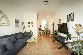 Stylish 2-Bedroom Green Oasis