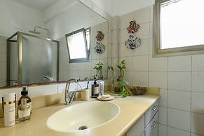 Stylish 2-Bedroom Green Oasis