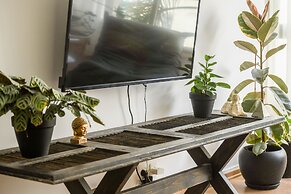 Stylish 2-Bedroom Green Oasis