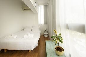 Stylish 2-Bedroom Green Oasis