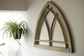 Stylish 2-Bedroom Green Oasis