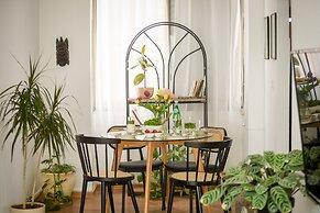 Stylish 2-Bedroom Green Oasis