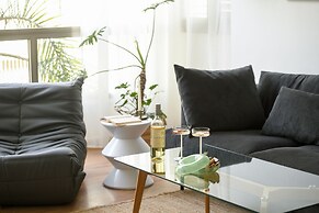 Stylish 2-Bedroom Green Oasis