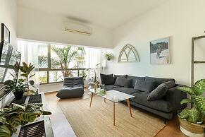 Stylish 2-Bedroom Green Oasis