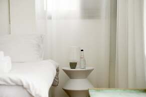 Stylish 2-Bedroom Green Oasis