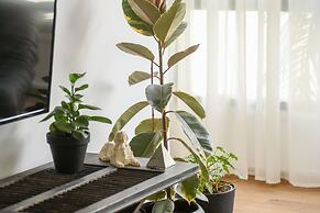 Stylish 2-Bedroom Green Oasis