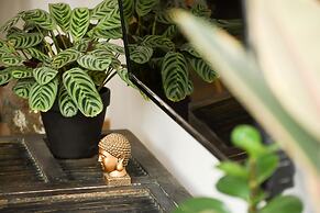 Stylish 2-Bedroom Green Oasis