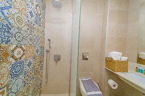 Amaryllis Front Beach Hotel