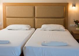 Amaryllis Front Beach Hotel