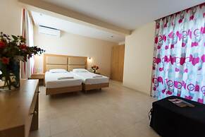 Amaryllis Front Beach Hotel