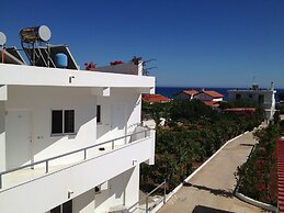 Amaryllis Front Beach Hotel