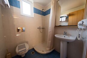 Amaryllis Front Beach Hotel