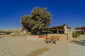 Amaryllis Front Beach Hotel